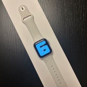 Apple Watch - Series 5 - 40 mm - Silver Case and White Sport Band